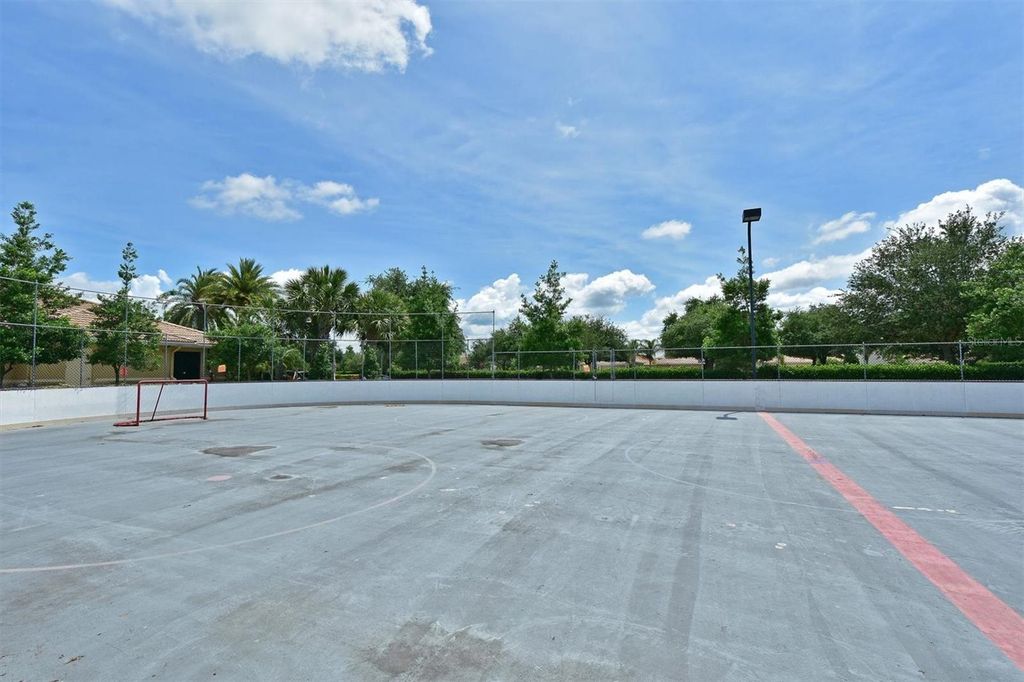 Image 51 of property listing at 1011 FAIRWAYCOVE LANE 202, Bradenton, FL 34212