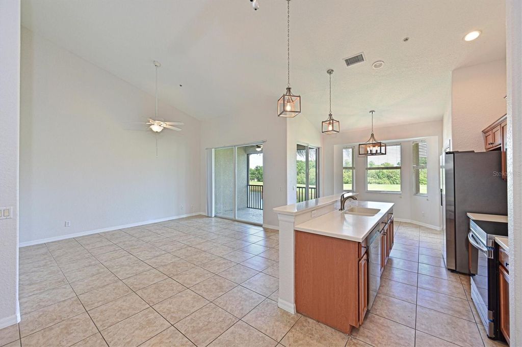 Image 7 of property listing at 1011 FAIRWAYCOVE LANE 202, Bradenton, FL 34212