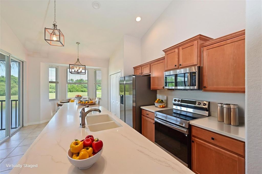 Image 8 of property listing at 1011 FAIRWAYCOVE LANE 202, Bradenton, FL 34212