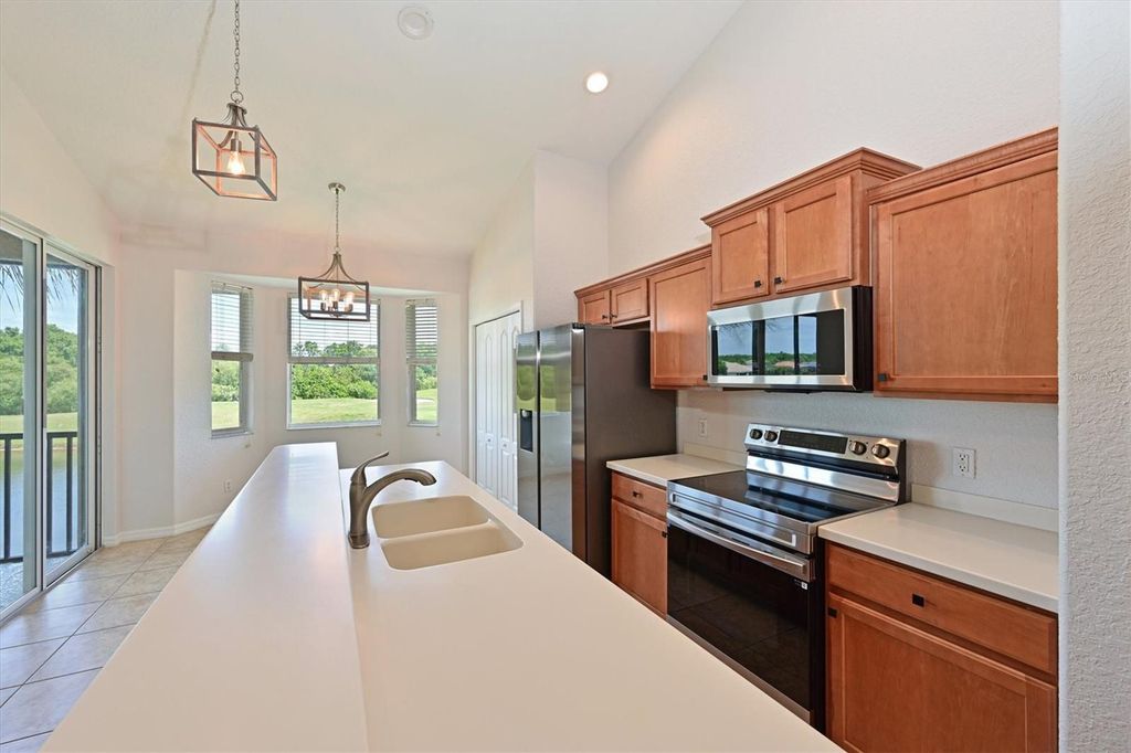 Image 9 of property listing at 1011 FAIRWAYCOVE LANE 202, Bradenton, FL 34212