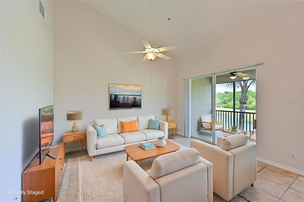 Image 10 of property listing at 1011 FAIRWAYCOVE LANE 202, Bradenton, FL 34212
