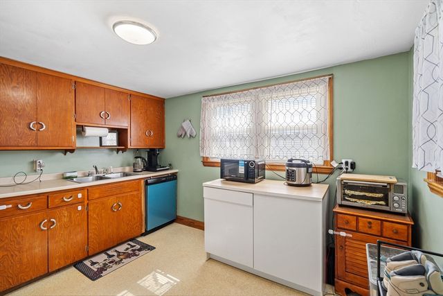 18 Mount Carmel St, Fitchburg, MA 01420