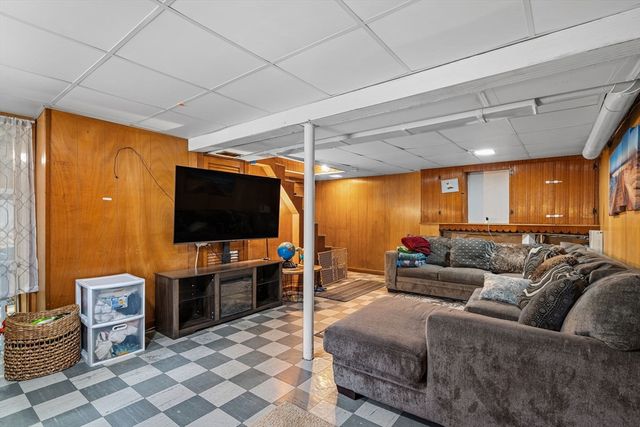 18 Mount Carmel St, Fitchburg, MA 01420