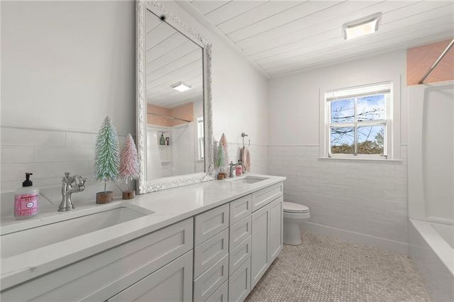 4070 SW Lido Drive, Lee's Summit, MO 64082