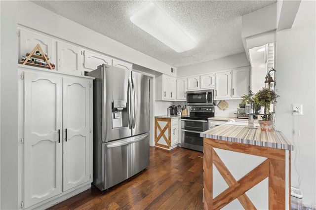 4070 SW Lido Drive, Lee's Summit, MO 64082