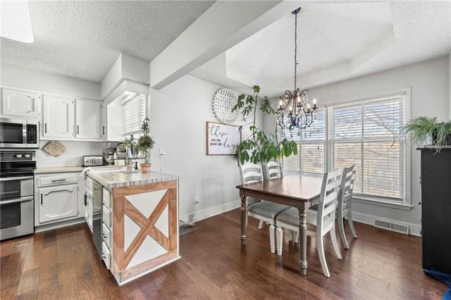 4070 SW Lido Drive, Lee's Summit, MO 64082