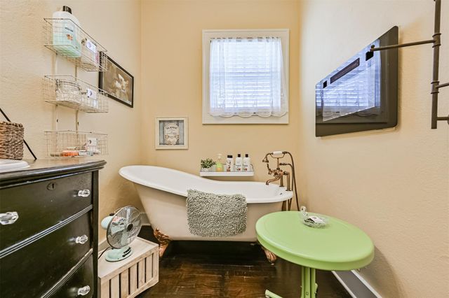 3927 Bernardo De Galvez Avenue, Galveston, TX 77550