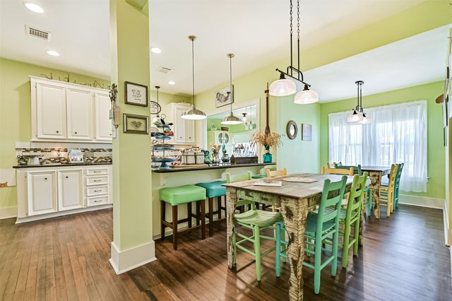 3927 Bernardo De Galvez Avenue, Galveston, TX 77550