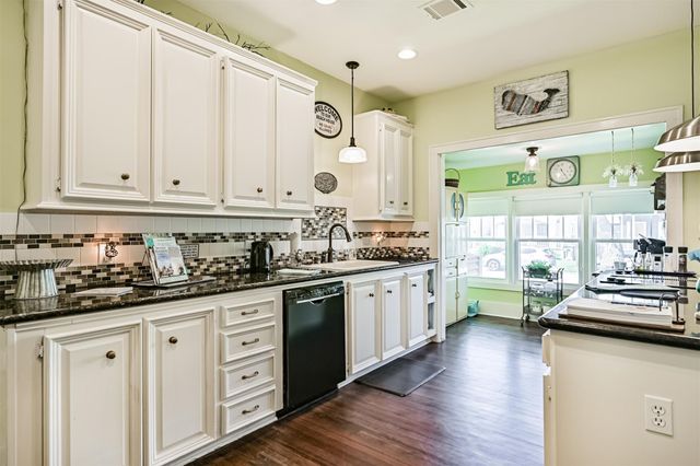 3927 Bernardo De Galvez Avenue, Galveston, TX 77550