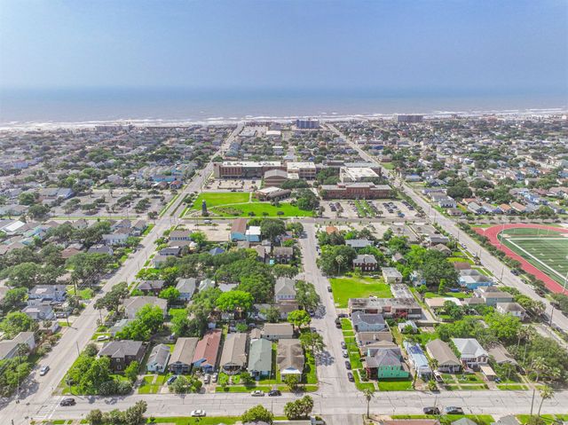 3927 Bernardo De Galvez Avenue, Galveston, TX 77550