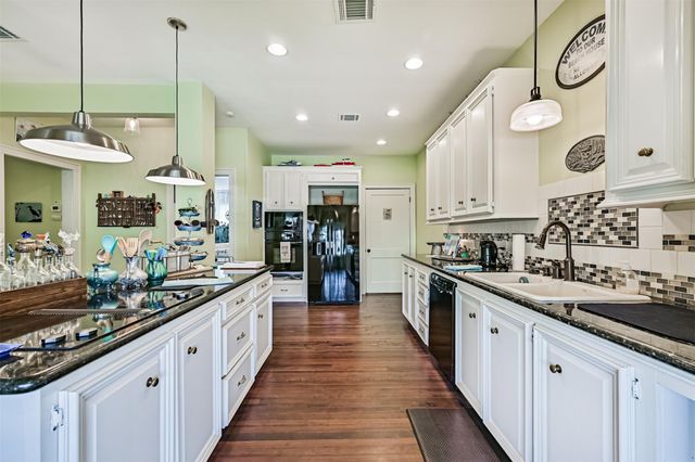 3927 Bernardo De Galvez Avenue, Galveston, TX 77550