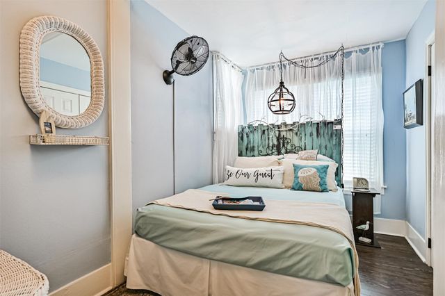 3927 Bernardo De Galvez Avenue, Galveston, TX 77550