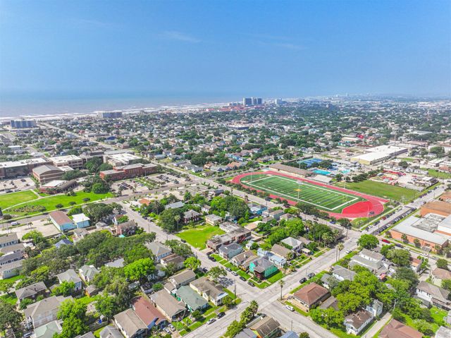3927 Bernardo De Galvez Avenue, Galveston, TX 77550