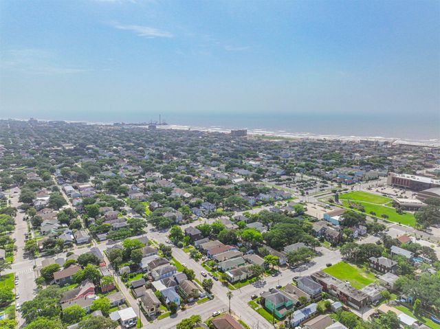 3927 Bernardo De Galvez Avenue, Galveston, TX 77550