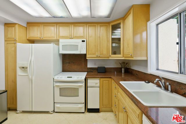 1131 Alta Loma Road 602, West Hollywood, CA 90069