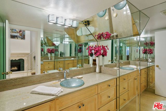 1131 Alta Loma Road 602, West Hollywood, CA 90069