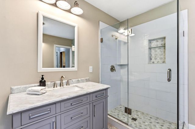 1922 Oakland Road, Minnetonka, MN 55305