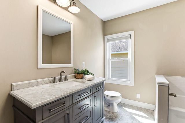1922 Oakland Road, Minnetonka, MN 55305