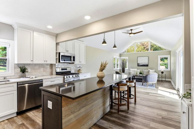 1922 Oakland Road, Minnetonka, MN 55305