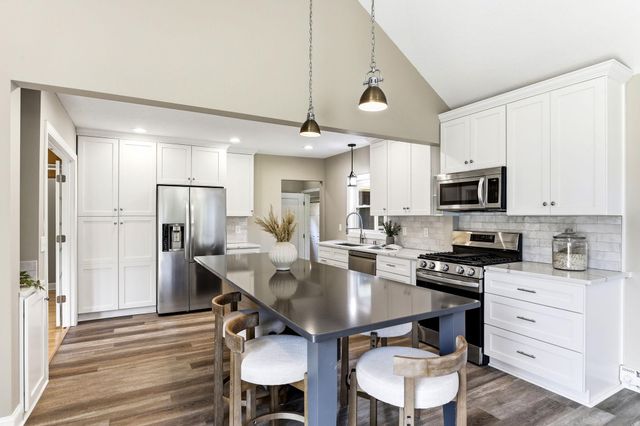 1922 Oakland Road, Minnetonka, MN 55305