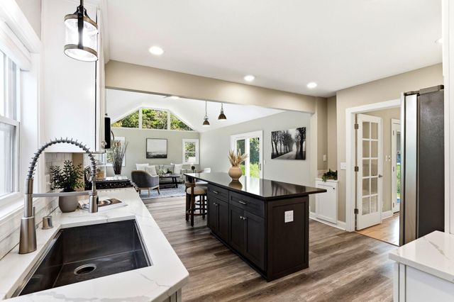1922 Oakland Road, Minnetonka, MN 55305