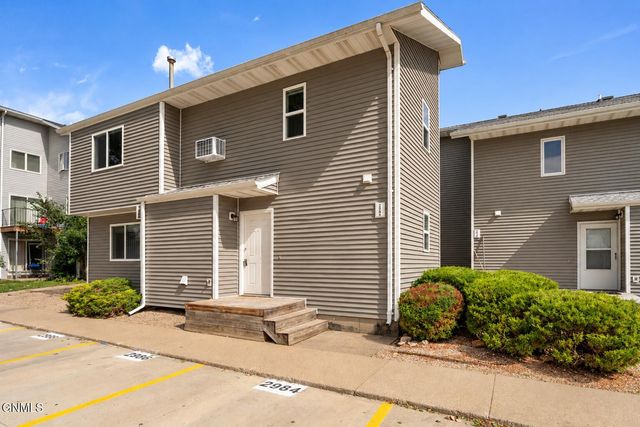 2992 Warwick Loop, Bismarck, ND 58504 property photo