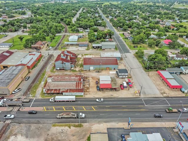 136 S Caldwell-E ST, Giddings, TX 78942