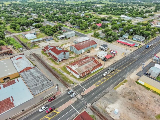 136 S Caldwell-E ST, Giddings, TX 78942
