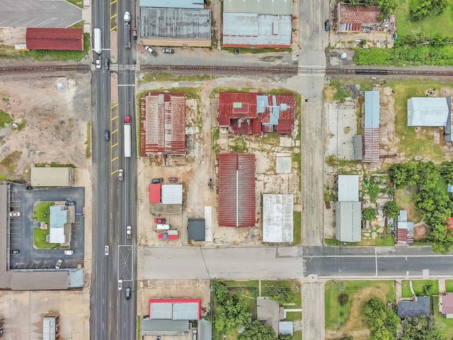 136 S Caldwell-E ST, Giddings, TX 78942