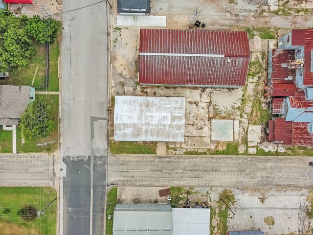 136 S Caldwell-E ST, Giddings, TX 78942