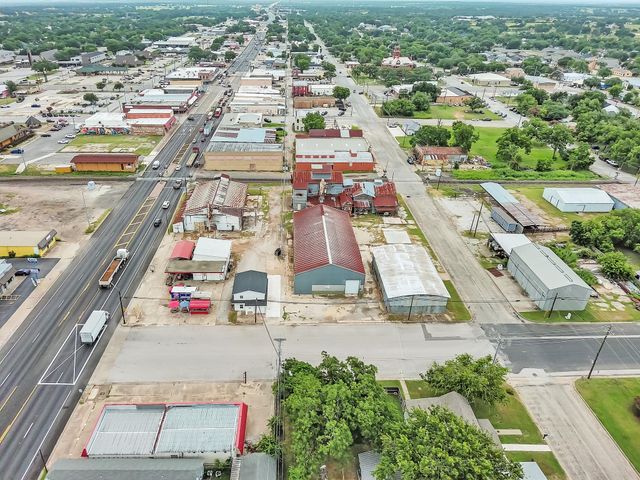 136 S Caldwell-E ST, Giddings, TX 78942