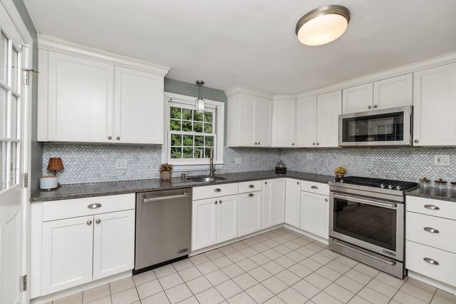 105 Beach St, Foxboro, MA 02035