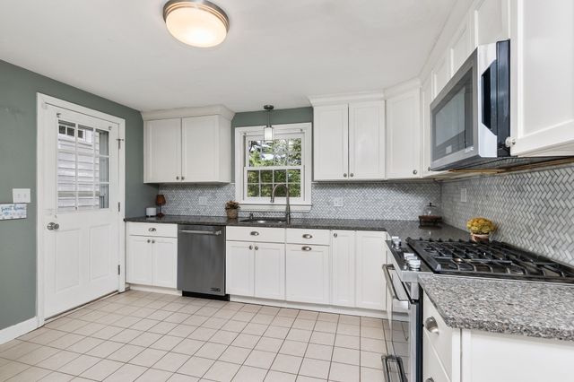 105 Beach St, Foxboro, MA 02035