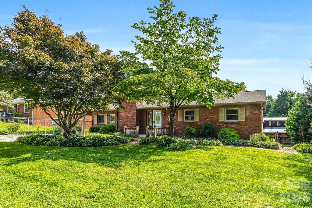 708 Loop Road, Hendersonville, NC 28792