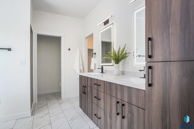 905 N Sylvan Dr Drive, Sioux Falls, SD 57110