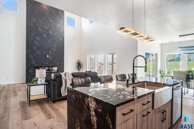 905 N Sylvan Dr Drive, Sioux Falls, SD 57110