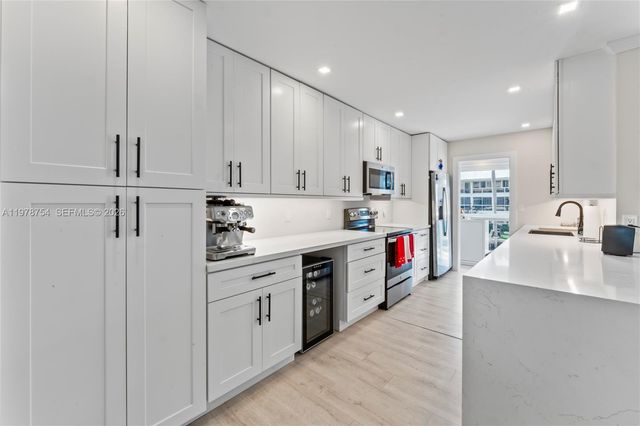 3050 NE 48th St 207, Fort Lauderdale, FL 33308