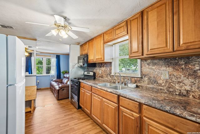 619 WEBB AVE, Devine, TX 78016