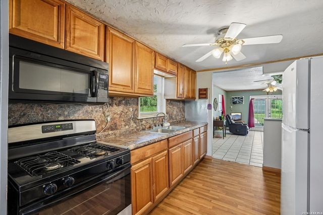 619 WEBB AVE, Devine, TX 78016