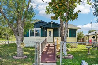 619 WEBB AVE, Devine, TX 78016
