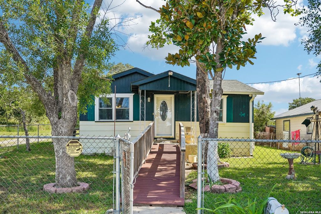 619 WEBB AVE, Devine, TX 78016
