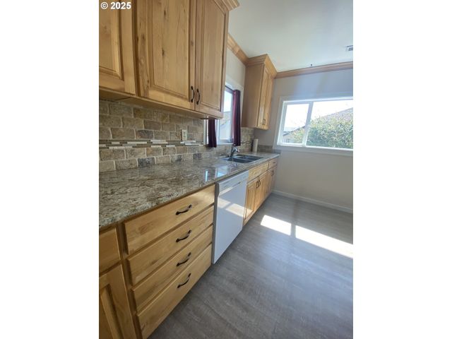 543 SPRUCE St, Brookings, OR 97415