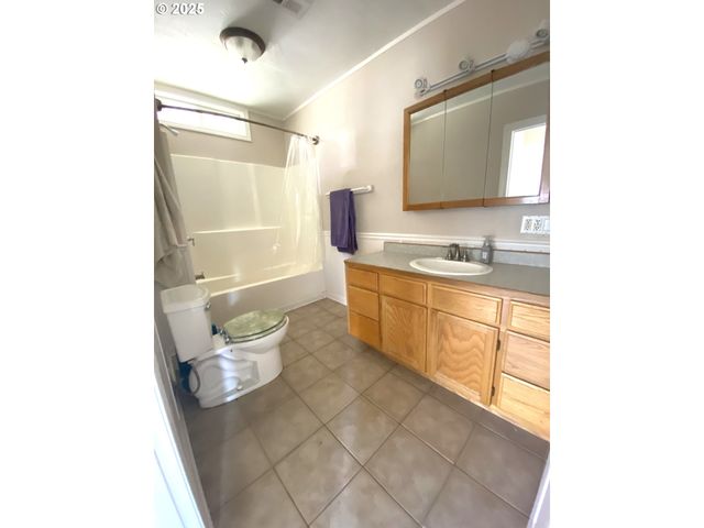 543 SPRUCE St, Brookings, OR 97415