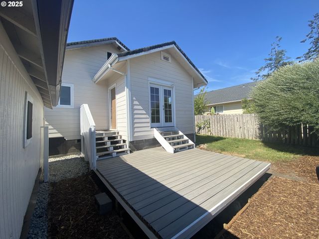 543 SPRUCE St, Brookings, OR 97415