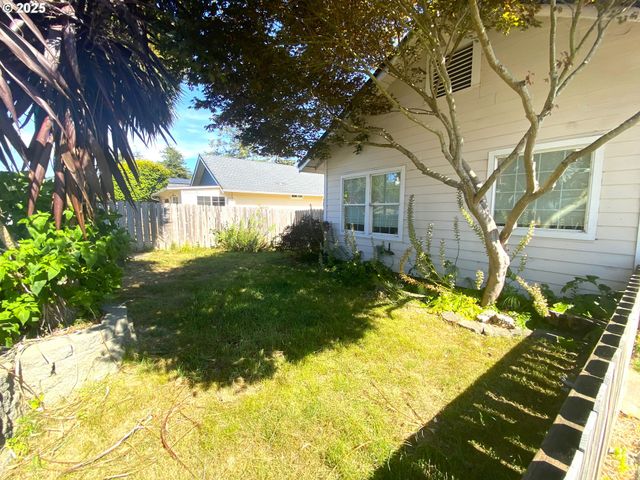 543 SPRUCE St, Brookings, OR 97415