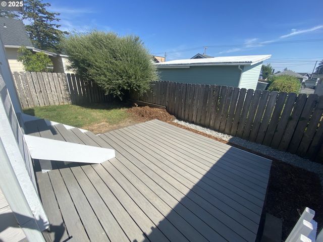 543 SPRUCE St, Brookings, OR 97415