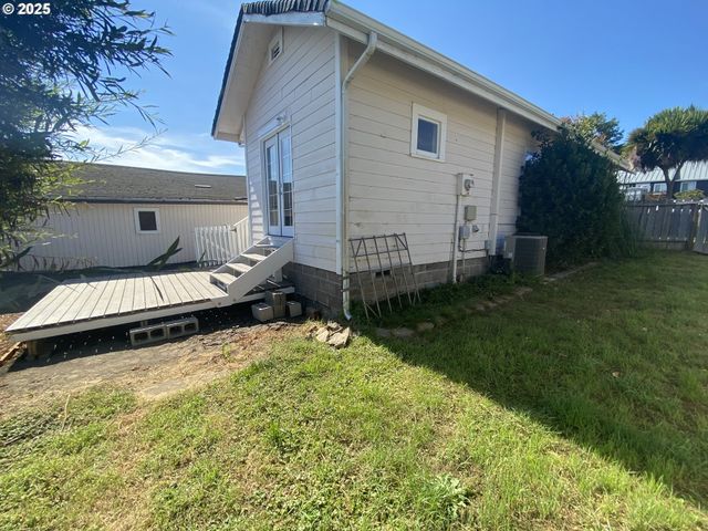 543 SPRUCE St, Brookings, OR 97415