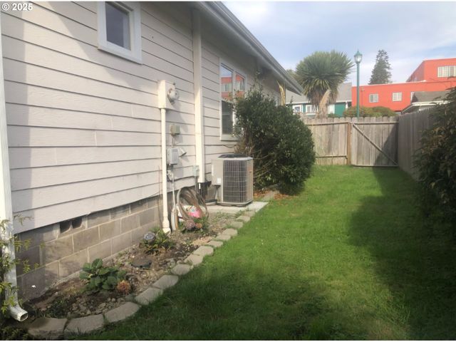 543 SPRUCE St, Brookings, OR 97415