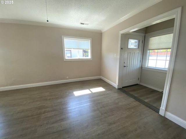 543 SPRUCE St, Brookings, OR 97415