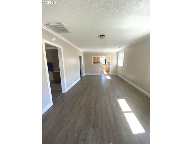 543 SPRUCE St, Brookings, OR 97415